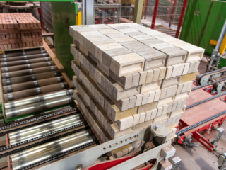 Producten_Intern Transport_kettingbaan met hefbare rollenbaan