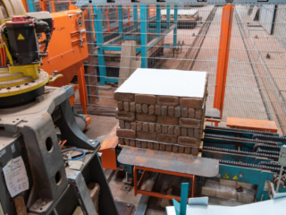 Producten_Palletiseren_Papierdispenser_gepalletiseerde stenen met tussenkarton