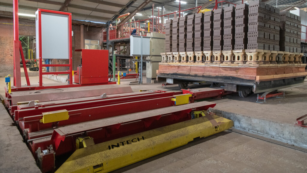Producten_Productieproces verbeteren_Onbemande Traversewagen_traversewagen rijdt in positie